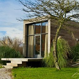 Freistehendes Haus in Hindeloopen, ein Ferienhaus in den elf Stdten Frieslands, umgeben von Natur und mit moderner Architektur.