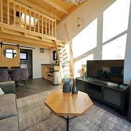 Gemtlicher Innenraum des freistehenden Hauses in Hindeloopen, Friesland, mit moderner Einrichtung und Holzelementen.