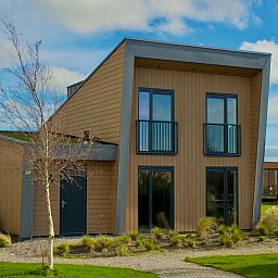Detached house in Hindeloopen, Friesland, offers a modern vacation home overlooking the peaceful Frisian Eleven Cities region.