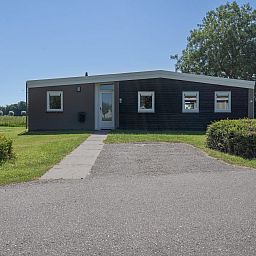Eingang zum Bungalow de Valk in Offingawier mit gruener Umgebung, ideales Ferienhaus in der Naehe des Sneekermeers in den friesischen Seen.