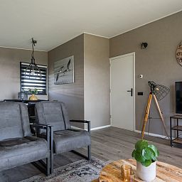 Stilvolle Sitzecke im Bungalow de Valk in Offingawier, einem komfortablen Ferienhaus in der Naehe des Sneekermeers in den friesischen Seen.