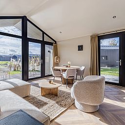 Geniet van de moderne veranda van de 4-persoons wellness lodge 4B3 in Oudehaske, Friesland, met uitzicht op het Friese platteland.