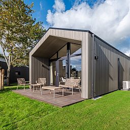 Guest house 260145 - Bungalow Het Friese platteland - 4-persoons wellness lodge | 4B3