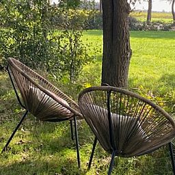 Rustige zitplek in de natuur bij Vakantiehuisje in Donkerbroek, Friesland.