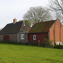 Rustieke buitenkant van Vakantiehuis in Moddergat, Het Friese platteland, Friesland.