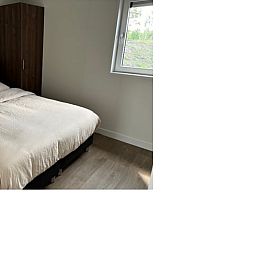 Comfortabele slaapkamer in Vakantiehuis in Blesdijke, Friesland met rustgevend uitzicht.