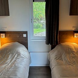 Tweepersoons slaapkamer met sfeervolle verlichting in Vakantiehuis in Blesdijke, Friesland.