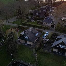 Luchtfoto van Vakantiehuis in Idskenhuizen, gelegen op het Friese platteland, met omliggende natuur en serene omgeving in Friesland.