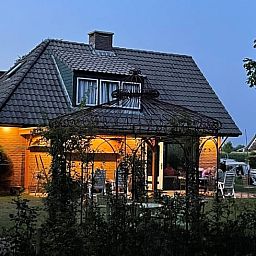 Vakantiehuis in Idskenhuizen met sfeervol verlicht terras, gelegen op het Friese platteland in Friesland.