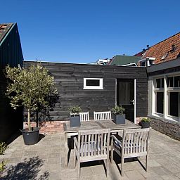 Cottage in Paesens, terrace in Friesland, ideal for outdoor breakfast and relaxation.