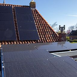 Cottage in Paesens, sustainable vacation home with solar panels in the Frisian countryside.