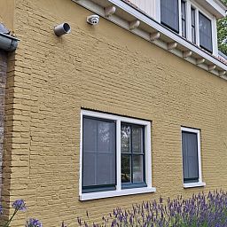 Seitenansicht des Ferienhauses in Wijnaldum, Ferienhaus mit gelben Ziegeln und Lavendel in Friesland.