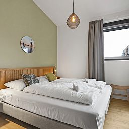 Stijlvolle zithoek in 4-persoons woning 4L, Witmarsum, met wijn en glazen, perfect voor ontspanning op het Friese platteland.