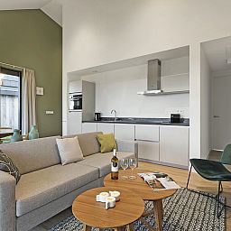 Eetruimte in 4-persoons woning 4L, Witmarsum, met houten tafel en stoelen, uitzicht op het Friese platteland van Friesland.