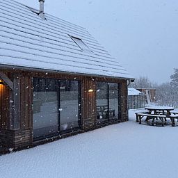 Sneeuw bedekt terras van Vakantiehuis in Surhuisterveen op het Friese platteland.