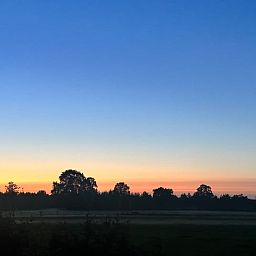 Adembenemende zonsondergang in Surhuisterveen, Friesland, bij Huisje in Surhuisterveen.