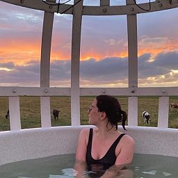 Geniet van een adembenemende zonsondergang vanuit de jacuzzi bij Vakantiehuisje in Jislum, gelegen in het serene Friese platteland.