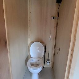 Moderne badkamerfaciliteiten in Vakantiehuisje in Jislum, een comfortabel verblijf op het rustige Friese platteland.