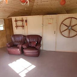 Gezellige binnenruimte van Vakantiehuisje in Jislum met comfortabele stoelen, ideaal voor ontspanning in Friesland.