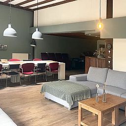 Picknickplatz am Ferienhaus in Hegebeintum, ruhige Umgebung mit gruenem Gras und Baeumen.