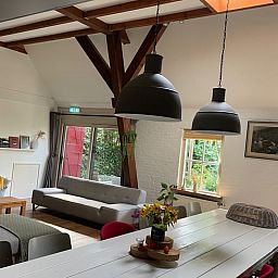 Stilvolle Bar und Lounge im Ferienhaus in Hegebeintum, ideal fuer Entspannung in der friesischen Landschaft.