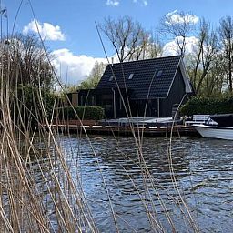 Rustieke vakantiewoning in Bartlehiem met aanlegsteiger en boot, gelegen in Friesland.