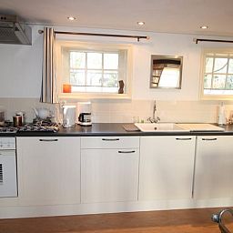 Moderne keuken in Huisje in Readtsjerk, vakantiehuis op het Friese platteland in Friesland, met ruime werkbladen en natuurlijke lichtinval.