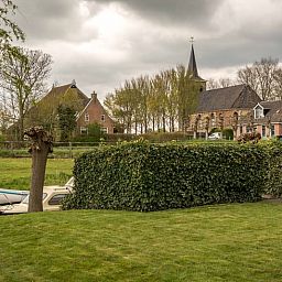 Geniet van de rust op het terras van Huisje in Bears, gelegen op het Friese platteland in Friesland, omringd door groene natuur.