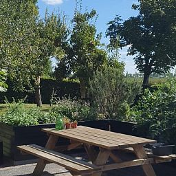 Verken het historische Huisje in Bears, een vakantiehuis op het Friese platteland van Friesland, omringd door uitgestrekte natuur en serene landschappen.