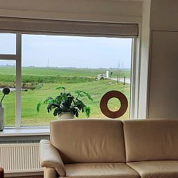 Gemuetliches Schlafzimmer im Ferienhaus in Oldelamer, einem Ferienhaus auf dem friesischen Land in Oldelamer, Friesland, mit einem bequemen Doppelbett.