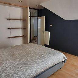 Gemuetliches Schlafzimmer in einem Ferienhaus in Oldelamer, Friesland, mit Dachfenster und Holzinterieur, ideal fuer einen entspannten Aufenthalt auf dem friesischen Land.
