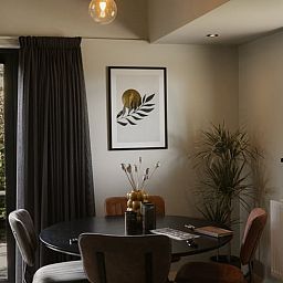 Gezellige binnenruimte van Vakantiehuisje in Tytsjerk, Friesland, met stijlvol interieur en uitzicht op het Friese platteland.