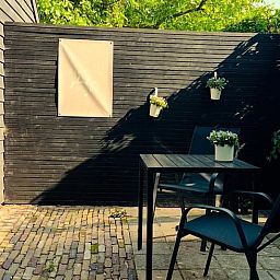 Geniet van het zonnige terras bij Vakantiehuisje in Tytsjerk, een knus vakantiehuis op het Friese platteland in Friesland.