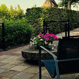 Geniet van de serene tuin en het terras bij Vakantiehuisje in Tytsjerk, gelegen op het Friese platteland in Friesland.