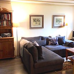 Gezellige woonkamer in Huisje in Twijzelerheide, vakantiehuis in Friesland met comfortabele zithoek.