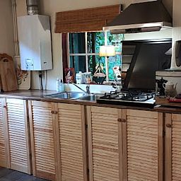 Volledig uitgeruste keuken in Huisje in Twijzelerheide, vakantieaccommodatie op het Friese platteland.