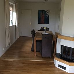 Esszimmer mit Kamin im Ferienhaus in Nes, Friesland, fuer eine warme Atmosphaere.