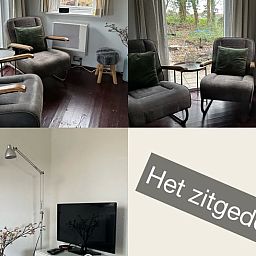 Gemuetliche Sitzecke im Ferienhaus in Nijeholtpade in der friesischen Landschaft, mit bequemen Stuehlen und Blick auf die Natur.