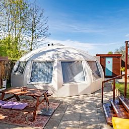 Entspannen Sie sich auf der Terrasse des Ferienhauses in Boksum, einer einzigartigen Ferienunterkunft in der friesischen Landschaft von Friesland.