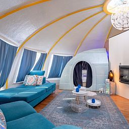 Einzigartiger Innenraum des Ferienhauses in Boksum, Friesland, mit gemuetlicher Sitzecke und moderner Einrichtung in der friesischen Landschaft.