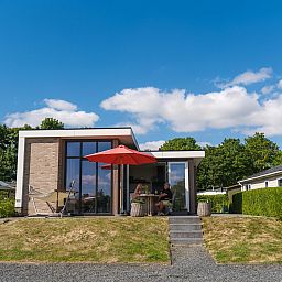 Das Cube XL mit Sauna liegt in Lathum, Gelderland, und bietet ein luxurioeses Ferienhaus mit einer Terrasse und herrlichem Blick auf das Rivierengebied.