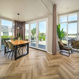 Stilvolles Indoor Cube XL mit Sauna, Ferienhaus fuer 4 Personen in Lathum, Gelderland, mit Blick auf Terrasse und Natur.