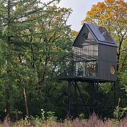 Modernes Ferienhaus in Arnheim mit Blick auf das bewaldete Rivierengebied, Gelderland.