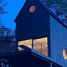 Beleuchtete Ferienunterkunft in Arnheim bei Nacht, gelegen im Rivierengebied, Gelderland.