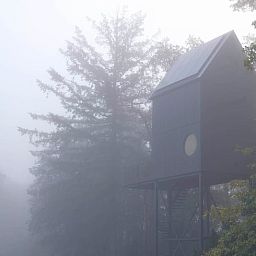 Nebelverhangenes Ferienhaus in Arnheim, gelegen im Rivierengebied, Gelderland.