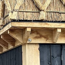 Detail des Reetdachs in einem Ferienhaus in Arnheim, Gelderland.