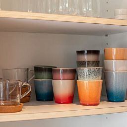 Buntes Geschirr in der Kueche von Huisje in Arnheim, Ferienhaus.