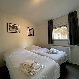 Gemtliches Schlafzimmer im freistehenden Haus in Arnheim, Gelderland, mit bequemen Betten und beruhigender Einrichtung.