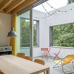 Interieur eines Ferienhauses in Arnheim mit moderner Einrichtung und Terrasse in Gelderland.