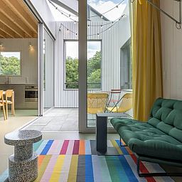 Gemuetliches Wohnzimmer mit farbenfroher Einrichtung im Ferienhaus in Arnheim, Gelderland.